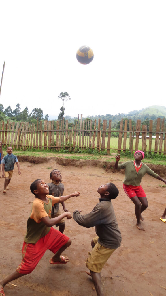 Koolipäeva ainsa, kolmveerand tundi kestva vahetunni ajal mängivad lapsed jalgpalli.