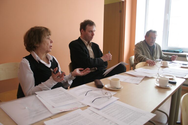 Üks esimesi haridusleksikoni koostamise koosolekuid 2008. aasta kevadel. Vasakult: Viive-Riina Ruus, Rain Mikser ja Jüri Orn. Foto: Raivo Juurak