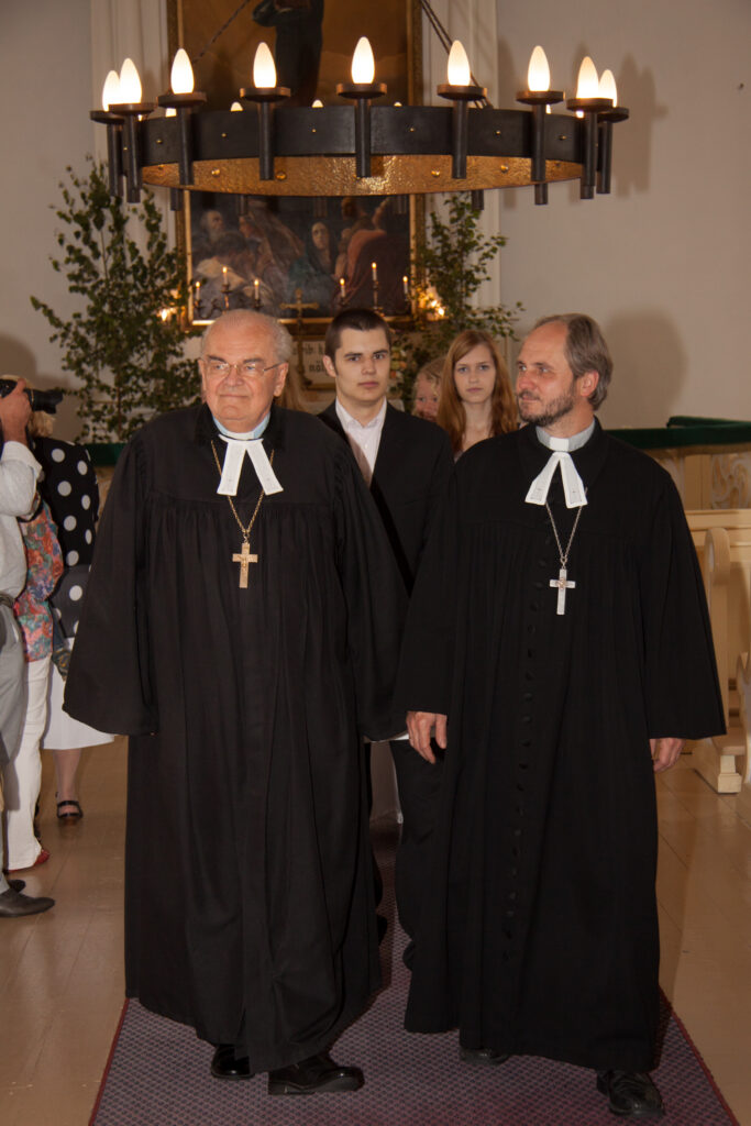 Leeripüha 2013. Jumalateenistus on lõppenud. Eenok Haamer koos vanema poja Naataniga leerilaste ees. Fotod: erakogu