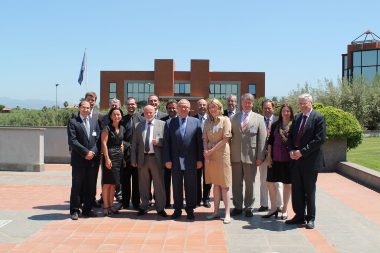 Sellele pildile on Jean Jacque Dordain (esireas keskel prillidega) palunud Euroopa kosmoseagentuuri liikmeks pürgivate väikeriikide delegaadid, Madis Võõras paremalt kolmas. Foto: Eesti kosmosebüroo kogu