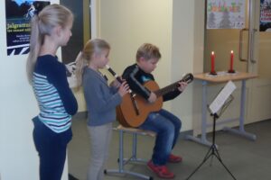 Tänavu sündis Kostiveres uus komme, advendiajal tervitasid esmaspäeviti kella 8.15−8.30 kooli saabuvaid lapsi ja õpetajaid kooli oma muusikud. Foto: Kostivere kool 