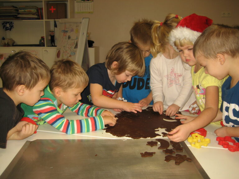 4-aastased Oranžitriinud askeldamas.