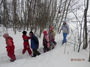 Lasteaia õppe -ja kasvatustöö aluseks on kodulooline üldõpetus - talvel metsarajal.