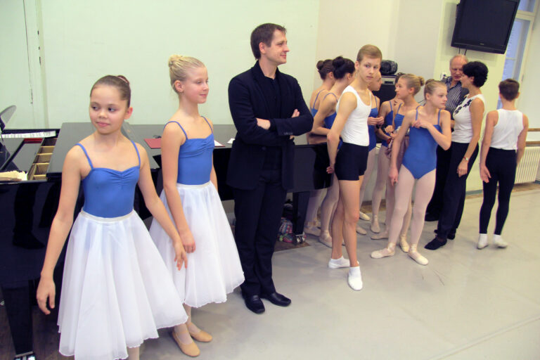 Balletikooli õpilased esitasid külalistele ligi tunniajase eeskava, mille kohta osati öelda ainult kiidusõnu.