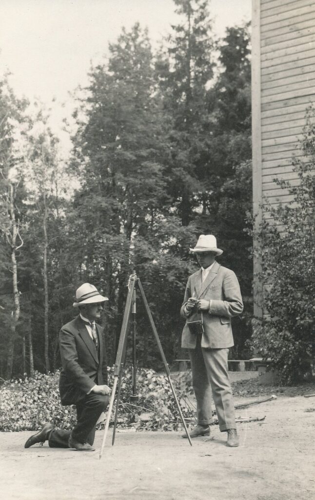 J. Käis ja K. Kisand Munamäel kõrgust määramas 1925. a.