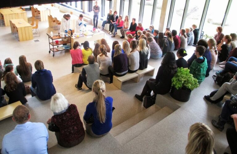 Viljandi gümnaasiumi uus hoone on ühtlasi populaarne konverentside koht. Fotol hetk konverentsilt „Avastusretked looduses”.  Foto: Hilje Nurmsalu