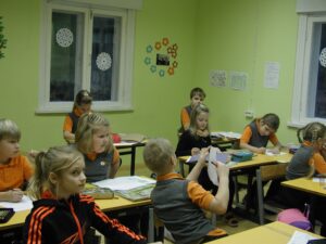 Esimese klassi õpilased on suure õhinaga õppimise juures. 