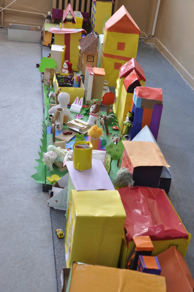 Karamürzeli kooli õpilaste Storyline’i projekti kaudu said sada selle kooli last „kodustada” ise oma linna ehk teha linna maketti. Kogu Türgi väikelinna maailm kõigi oma  hoonete ja elanikega mahtus ära klassitoa põrandale.