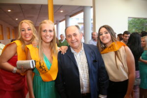 Bianka (vasakult teine) gümnaasiumi lõpupeol klassikaaslaste ja klassijuhatajaga.