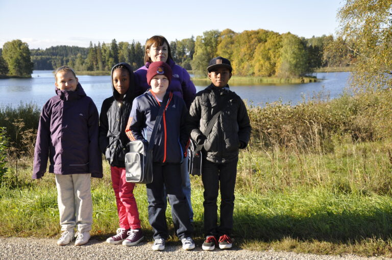 Teel bussijaamast kooli juurde peatuti pildistamiseks sügisvärvides Pangodi järve ääres.