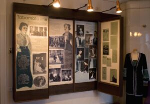 Kui Andres Särevi kortermuuseumis (pildil) tutvustatakse Eduard Vildet ja   tema loomingut läbi teatri, siis Vilde muuseumis vaadeldakse teatrit läbi Vilde. Foto: Eesti teatri- ja muusikamuuseum 