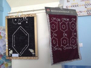 Laborivarustuseta keemiaosakond, kus valdavalt naissoost tudengid orgaanilise keemia struktuurvalemeid pärltikandiga sametvaipade kujul kursuse lõputööna esitasid. fotod: Mart Laanpere