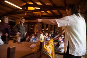 Kultuurilootunnis. Õpetaja Maiu Kull näitab rahvariideseelikut ja -vööd.