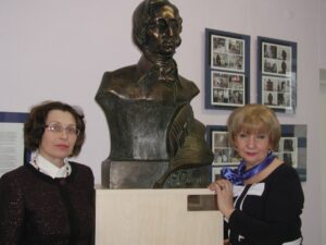 Narva muusikakooli direktor Tatjana Gontšarova (paremal) ja õppealajuhataja Irina Vorobjova   Chopini büstiga, mille kinkis koolile Chopini 7. konkursiks peasponsor  Miroslaw Pieńkowski.  