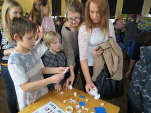 Gümnaasiumi­õpilaste kõrval uurisid 3D-prinditud kujundeid ka algklassilapsed. Fotod: Sirje Pärismaa 