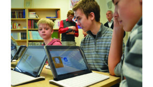 Põnevust on digiklassis nii õpilastele kui ka õpetajatele. Fotod: Põltsamaa Uudised