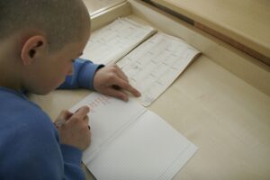 Kool peab tagama, et lapsed on kohal, ei kasuta keelatud esemeid ja aineid ning nende elukeskkond on turvaline. Foto on illustreeriv. 