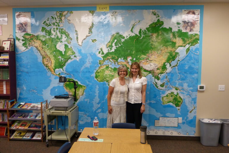 Loo autor (paremal) koos Xavieri tšarterkooli ühe asutaja Becky Bairdiga, kellega tal oli au terve aasta külg külje kõrval töötada, õpetades sama 5. klassi.