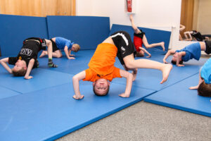 Maadlus on kui kehakool. Selles on nii võimlemise, akrobaatika kui ka koordinatsiooni harjutusi.