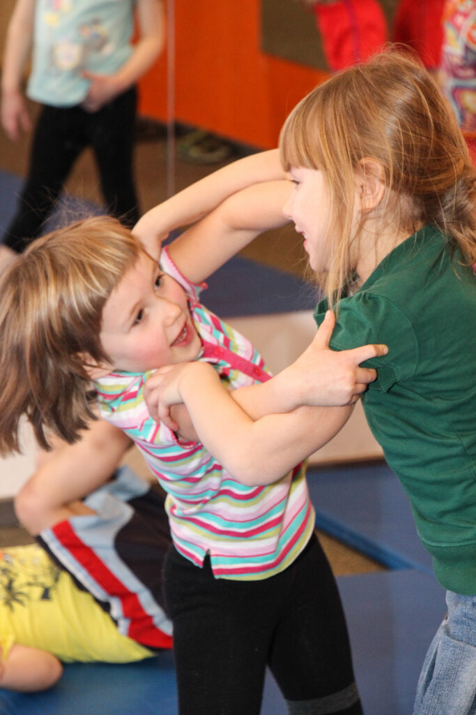 Ka tüdrukud maadlevad õhinal.