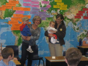 Becky 2013. a kevadel Xavieri tšarterkoolis tutvustamas oma klassile oma miniat ja kahte lapselast. Oma viit last õpetas ta aastaid kodus.