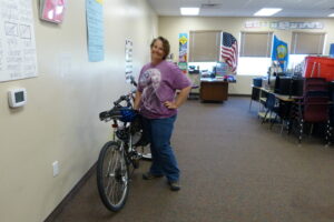 Julynn Hall, kes õpetas aastaid oma kolme last kodus, on nüüd alternatiivses tšarterkoolis õpetaja. 2013. a suvevaheaja esimesel päeval oma klassis, taustaks USA ja Idaho osariigi lipud.