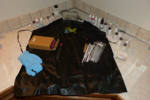 Kuna IDVA on riigikool, puudus seal õppetasu ning ka õppematerjalid ja -vahendid saatis kool omal kulul meile posti teel koju. Peale mikroskoobi võis õpilane ülejäänud laborivahendid pärast koolist lahkumist endale jätta.