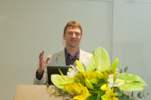 Valdur Mikita Rahvusraamatukogu emakeelepäeval esinemas. Foto: Teet Malsroos (RR)