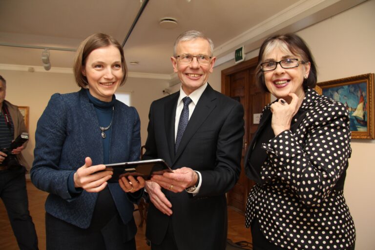 Tähtsast päevast tundsid koos kunstikollektsionäär Enn Kunilaga rõõmu Mikkeli   muuseumi direktor Aleksandra Murre (vasakul) ja Eesti kunstimuuseumi direktor Sirje Helme.  