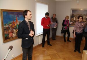 Näituse kuraator Eero Epner maaliklassikat tutvustamas.