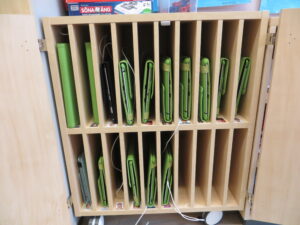 Koolipäeva lõpus lähevad tahvelarvutid kappi tuttu. Kui jõud otsas, tuleb ka laadida. Kel soovi, võib oma tahvli koju kaasa võtta.