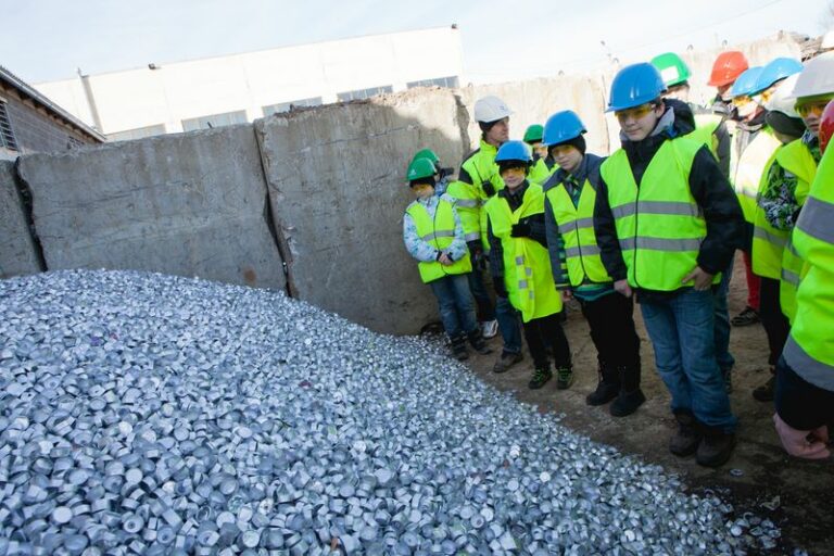 Õpilased kokkukogutud küünlaümbristega