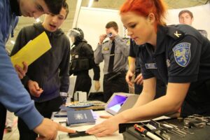 Tulevased kriminoloogid võtavad sõrmejälgi.