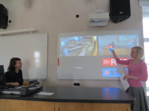 Innovatsioonikoolide koordinaator Hedi-Liis Toome ja praktika­koordinaator Piret Viirpalu näitavad uhkusega haridusuuenduskeskuse lihtsalvestussüsteemi, mis võimaldab korraga salvestada õpetajat ja klassiruumi ning filmitu kohe üle vaadata. See on tõhus abimees tulevase õpetaja eneseanalüüsiks. Foto Sirje Pärismaa