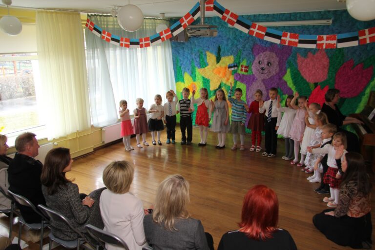 1-1 Taanikeelse laulu esitus