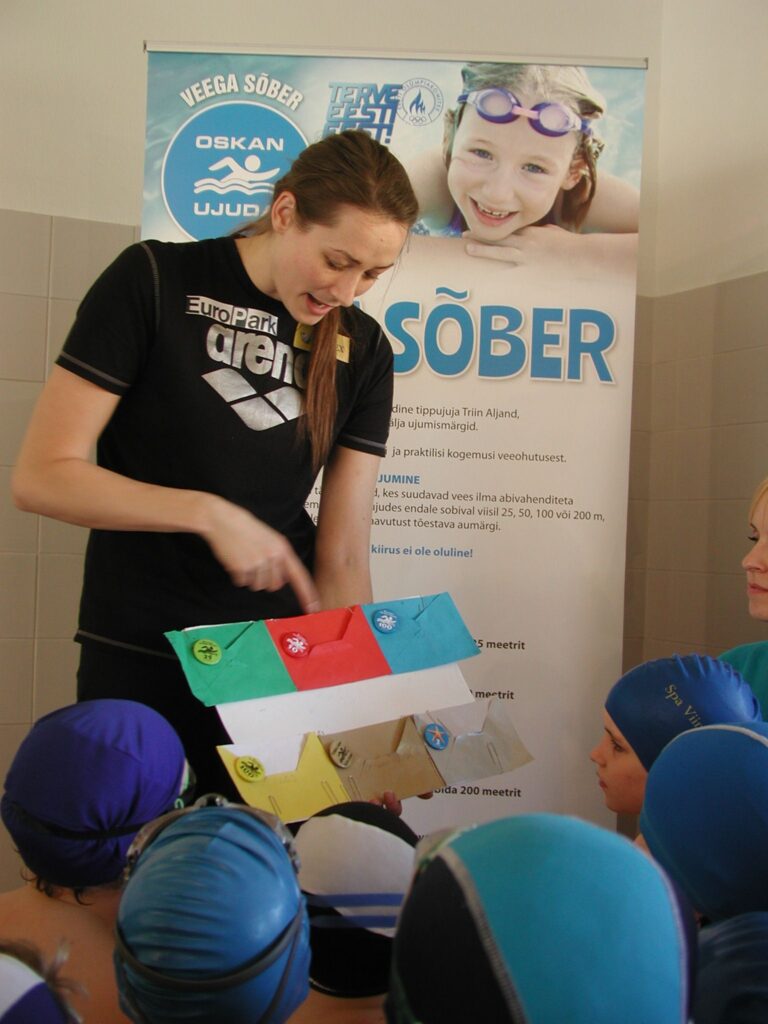 „Veega sõber“ patroon Triin Aljand tutvustas Viimsi keskkooli ujulas lastele kõigepealt ujumismärkide süsteemi ja seejärel läks ujumiseks.