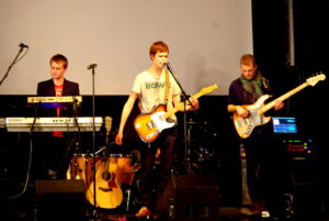 ... ning koos bändikaaslaste Fredy Schmidti ja Indrek Mälloga laval. Fotod: Tiina Vapper ja Merilyn Merisalu