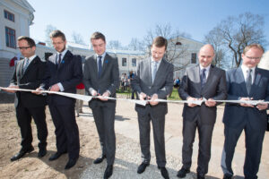 Lindi lõikasid läbi (vasakult) Tartu linnapea Urmas Klaas, haridus- ja teadusminister Jevgeni Ossinovski, peaminister Taavi Rõivas, TÜ rektor  Volli Kalm, TÜ Pedagogicumi juhataja Margus Pedaste, TÜ sotsiaal- ja haridusteaduskonna dekaan Jaanus Harro. Foto: Andres Tennus / TÜ
