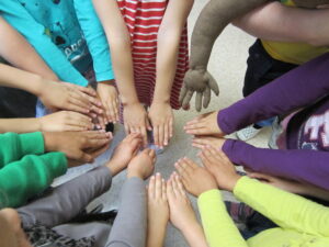 9Sipsikud v_rdlevad enda nahavärvi erinevusi koos nukk Ananega