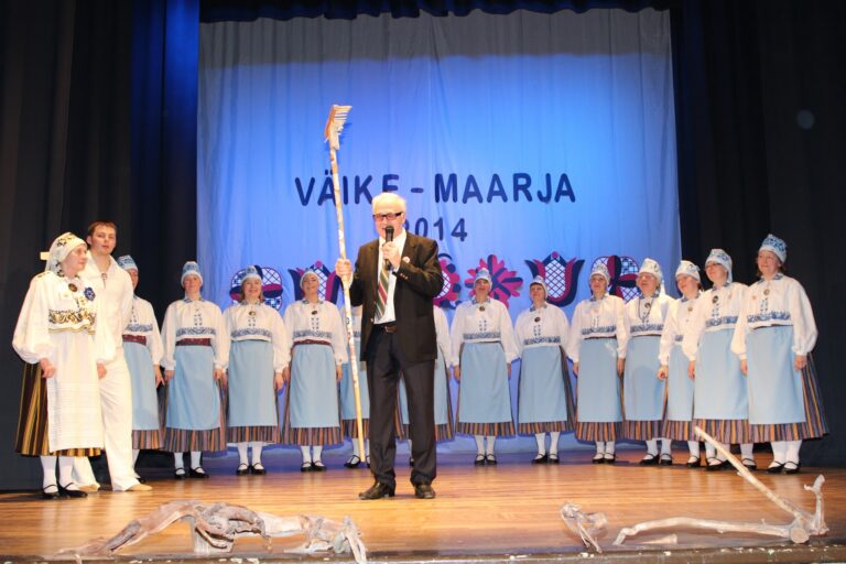 Maarjakellukese rühm koos juhendaja Aino Lukmani ning päevajuhi Raivo Tammusega. Reha hoiab Jõhvi tantsurühma Kuremari juhendaja Voldemar Berelkovski, kelle rühmale sai osaks au korraldada  järgmine festival.