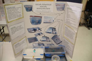 Kooli 600 õpilasest olid vähemalt pooled oma eksperimendi­kirjeldustega üles astunud. Kes üritas päikesepatareide abil vett destilleerida, kes sidrunitest elektrit toota. 