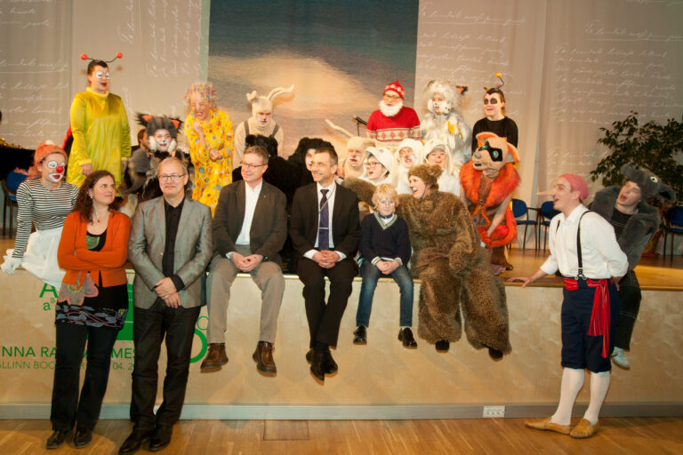 Nukitsa konkursi tänavused laureaadid Kristiina Kass, Heiki Ernits, Hillar Mets ja Ilmar Tomusk koos  nukuteatri tegelastega konkursi auhinnagalal rahvusraamatukogus. fotod: teet malsroos / rahvusraamatukogu