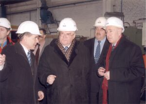 Heinart Puhkim tutvustab oma koolivennale, Tallinna linnapeale Edgar Savisaarele BLRT masinaehituse CNC-pinkide jaoskonna praktikavõimalusi. Paremal haldusdirektor Dmitri Kubõškin ja peadirektor Fjodor Berman. BLRT ja Tallinna koostööleping Kopli ametikooli avamiseks on juba alla kirjutatud.