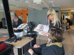 Juuksuri õppesalongis harjutavad kätt juuksuri eriala 1. kursuse õpilased.