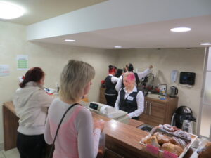 Õpperestorani teenindusleti taga on ametis koka eriala 2. kursuse õpilased.