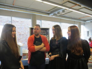 Tallinna Linnamäe vene lütseumi The Stories ja juhendaja Pavel Vassiljev