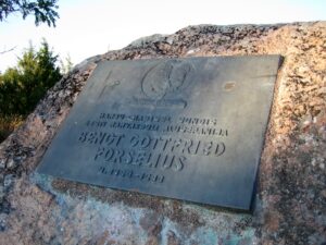 Mälestusmärk Eesti esimestele rahvakoolidele Kambjas. Foto: Madis Linnamägi