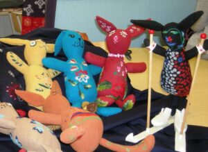 Kodune ülesanne oli õmmelda jänes ja kaunistada see tikandiga. Suusatav jänes on teadagi Mari looming, murtud südametega kaunistatud jänes selle kõrval on tema ema tehtud.