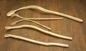 Moosivarga lusikad. Sügisel tuleb Olustveres moosimess ja siis on kõvera lusikaga hea üle eesseisja õla moosi mekkida. 