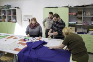 Pärast võistlust: Maila Juns-Veldre, Oliver Maaker ja Lauri Saluveer valmistavad „Noore meistri” reklaamiribadest sülearvutikotte. 